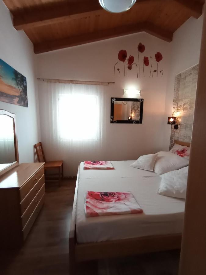 2 Ivankovic * Stari Grad (Hvar)